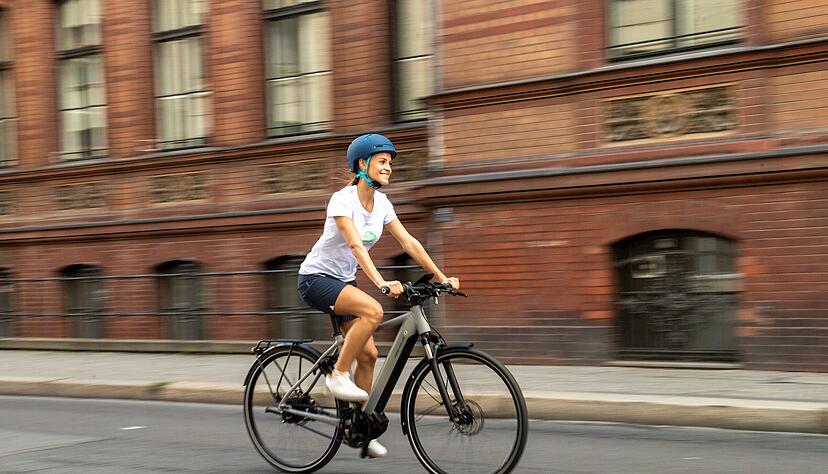 Immer mehr Menschen besitzen ein E-Bike oder Pedelec. Im Hohenlohekreis ist die Besitzquote besonders hoch − sie ist landesweit Spitze.
Foto: Archiv/dpa Immer mehr Menschen besitzen ein E-Bike oder Pedelec. Im Hohenlohekreis ist die Besitzquote besonders hoch − sie ist landesweit Spitze.
Foto: Archiv/dpa