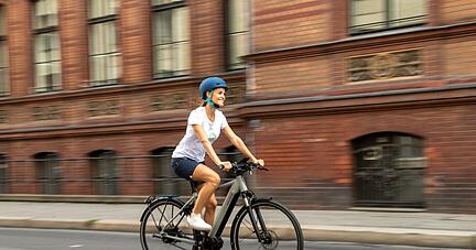 Immer mehr Menschen besitzen ein E-Bike oder Pedelec. Im Hohenlohekreis ist die Besitzquote besonders hoch − sie ist landesweit Spitze.
Foto: Archiv/dpa