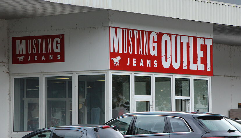 Das Outlet im Gewerbegebiet an der W&uuml;rzburger Stra&szlig;e ist auch nach dem Wegzug Mustangs erhalten geblieben.