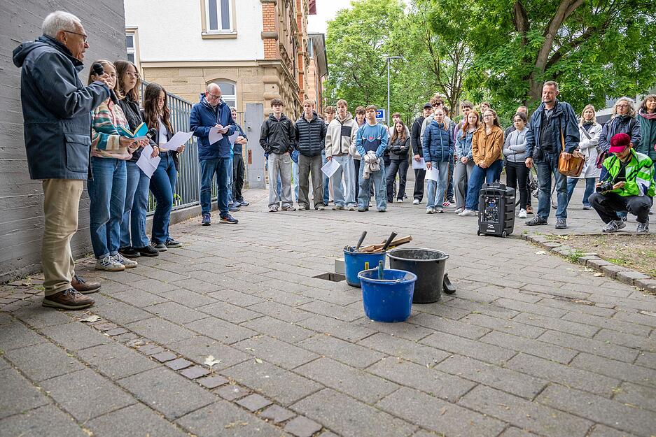 In der Roßkampffstraße 28 wurden Stolpersteine für die NS-Opfer Henriette und Gustav Arnstein verlegt. In der Roßkampffstraße 28 wurden Stolpersteine für die NS-Opfer Henriette und Gustav Arnstein verlegt.