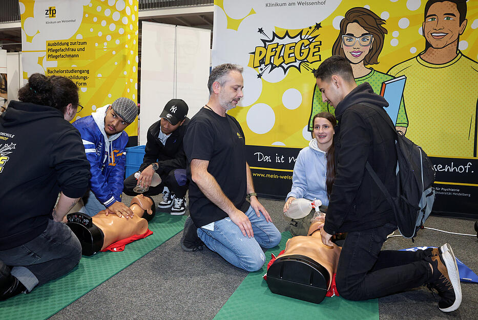 Informationsstände, Vortragszonen und Präsentationswände sind die Anlaufstellen, an denen auf der Heilbronner Berufswelt-Messe zwanglose Gespräche über Ausbildungs- und Studienwege und aktuelle Jobangebote geführt werden.