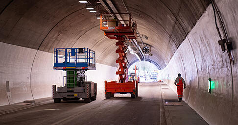 An der Beleuchtung im Schemelsbergtunnel wird letzte Hand angelegt. Es ist nun viel heller als fr&uuml;her.