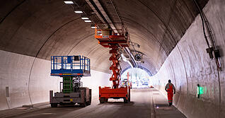 An der Beleuchtung im Schemelsbergtunnel wird letzte Hand angelegt. Es ist nun viel heller als fr&uuml;her.