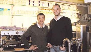Ilir Kameri (rechts) und sein Mitarbeiter Andrea Lore freuen sich auf die langen Winterferien. Im Sommer sind hier bis zu zwölf Leute beschäftigt.Fotos: Heidi Bitsch Ilir Kameri (rechts) und sein Mitarbeiter Andrea Lore freuen sich auf die langen Winterferien. Im Sommer sind hier bis zu zwölf Leute beschäftigt.Fotos: Heidi Bitsch