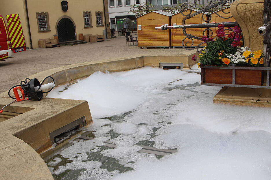 Neckarsulm

vermutlich in der Nacht auf den 1. Mai wurde Duschbad oder etwas ähliches in den Brunnen am Marktplatz in Neckarulm eingebracht, der Brunnen Schäumte kräftig als die Einsatzkräfte der Feuerwehr Neckarsulm mit dem Stichwort Gewässer
