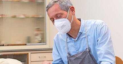 Dr. Christian Brandt probiert sich fürs Foto in der Specksteinbearbeitung. Dr. Christian Brandt probiert sich fürs Foto in der Specksteinbearbeitung.