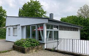 Mehr Platz, mehr Funktionen: Der Kiosk am Mühlbacher See hat einen überdachten Gastraum und barrierefreie Sanitäranlagen erhalten.