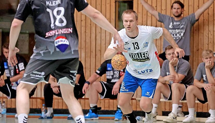 Dominic Zäh (rechts) ist mit 39 Jahren der erfahrenste Spieler im Kader des TSV Bönnigheim und nach wie vor im Rückraum gesetzt.
Foto: Ralf Seidel Dominic Zäh (rechts) ist mit 39 Jahren der erfahrenste Spieler im Kader des TSV Bönnigheim und nach wie vor im Rückraum gesetzt.
Foto: Ralf Seidel