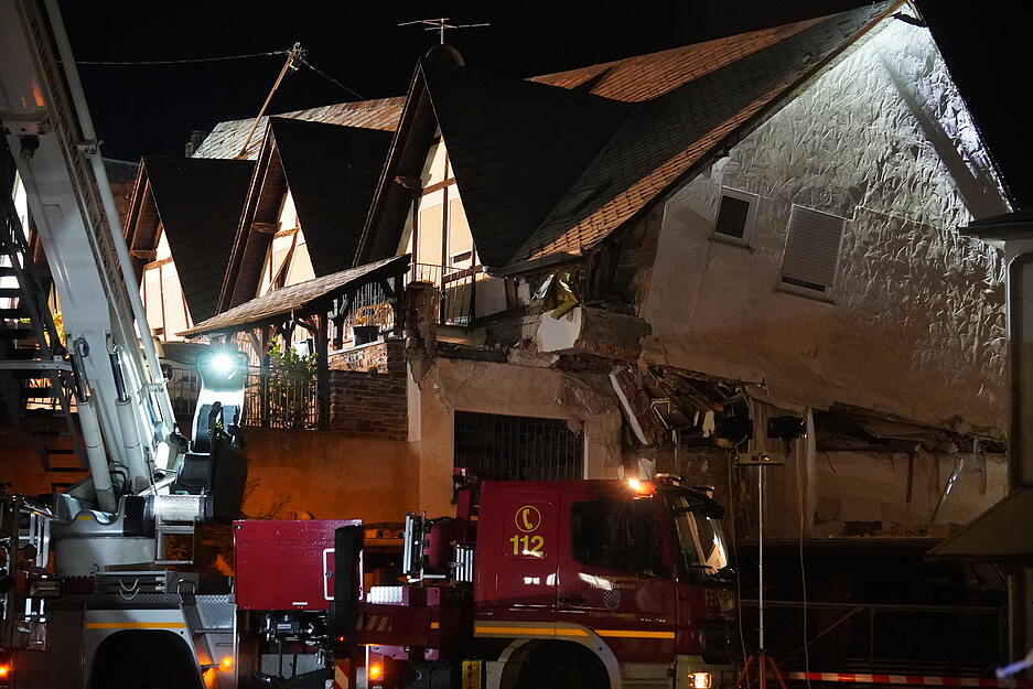 Ein Fahrzeug der Feuerwehr steht vor einem eingestürzten Hotel. Im Moselort Kröv im Landkreis Bernkastel-Wittlich in 
Rheinland-Pfalz ist ein Hotel teilweise eingestürzt.