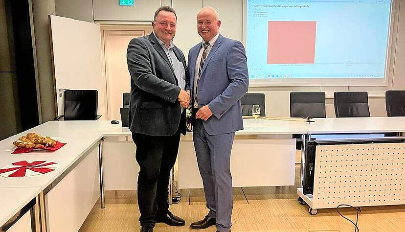 Ralf Steinbrenner (rechts) wird erneut B&uuml;rgermeister. Das Ergebnis verk&uuml;ndete sein Stellvertreter Thomas Landesvatter (links).