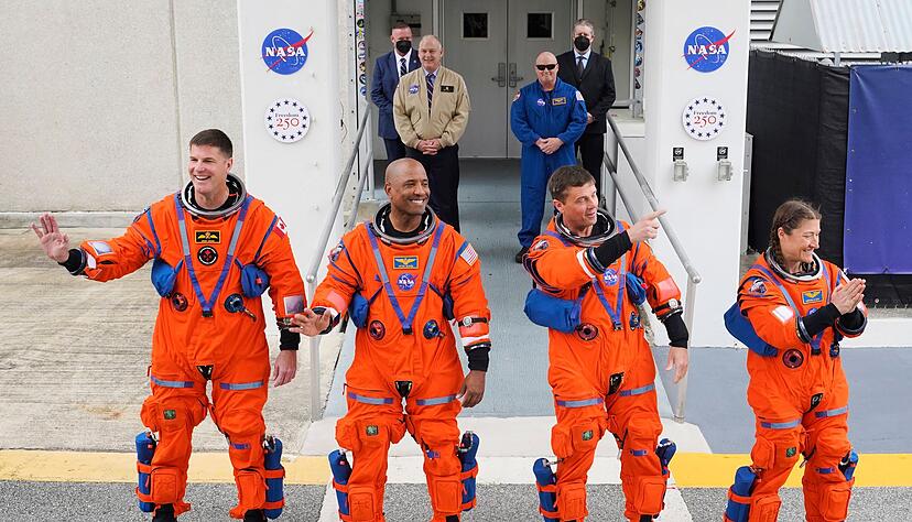 Die vier Astronauten sollen um den Mond herumfliegen. Die vier Astronauten sollen um den Mond herumfliegen.