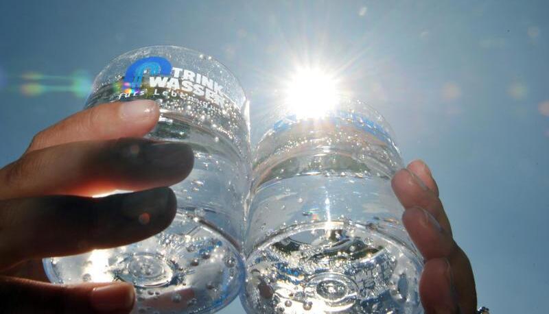 Aus Gesundheitsgr&uuml;nden d&uuml;rfen pro Liter Wasser ab 1. Dezember nicht mehr als 0,01 Milligramm Blei enthalten sein. Foto: Uli Deck/Archiv