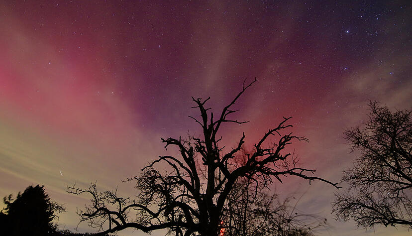 Über dem Murrtal bei Großerlach zeigen sich am ersten Tag des Jahres 2025 Polarlichter.