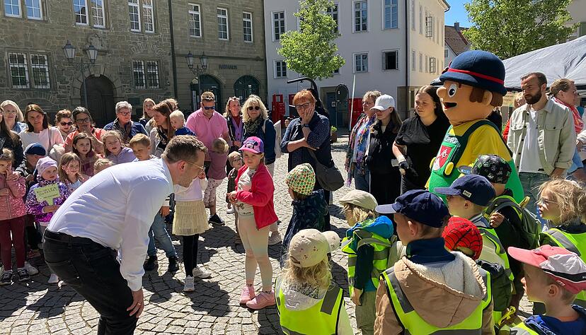 Gemeinsam mit Oberb&uuml;rgermeister Patrick Wegener und lautem Geschrei auf Kommando er&ouml;ffnen die Kinder die &Ouml;hringer Woche. Danach warten viele Spiel- und Kreativstationen.