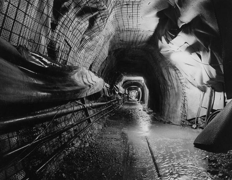 Auch abseits des Salzbergwerks gibt es gelegentlich Aktivitäten "unter Tage". So kommt es am 3. April 1985 zum

Durchbruch unter dem Neckar: Mit einer planmäßigen Sprengung wird der unter dem Fluss hindurchführende Arlyn-Stollen hergestellt. Der nach der Frau von OB Weinmann benannte Stollen soll eine Fernwärmeleitung aufnehmen.