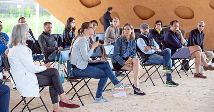 Oberb&uuml;rgermeister Harry Mergel und die Verwaltung stellen sich der Kritik der Bewohner zur schwierigen Lage im Stadtteil Neckarbogen.
Foto: Andreas Veigel