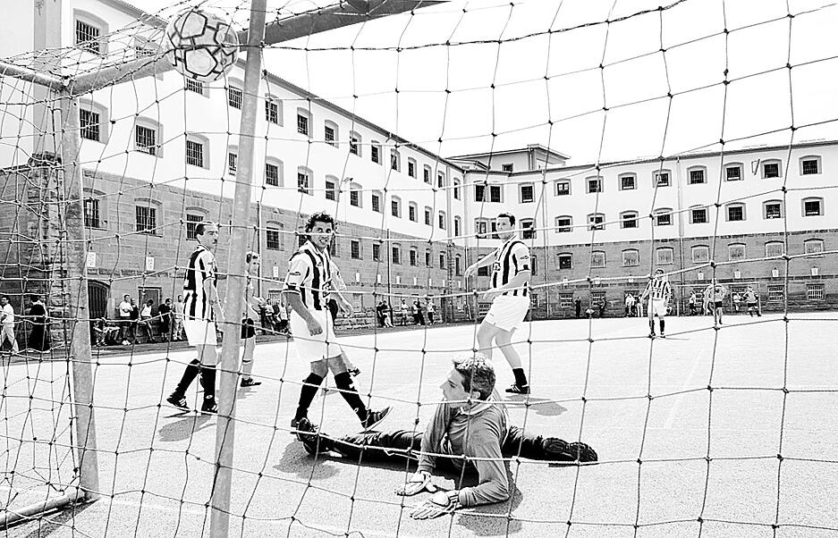 Sportfest im Innenhof des Gefängnisses. Aufnahme aus dem Jahr 2002. Die Sportvereinigung Grün-Weiß existiert mit zahlreichen Abteilungen. Begehrteste Disziplin ist und bleibt der Kraftsport hinter den Gefängnismauern. Sportfest im Innenhof des Gefängnisses. Aufnahme aus dem Jahr 2002. Die Sportvereinigung Grün-Weiß existiert mit zahlreichen Abteilungen. Begehrteste Disziplin ist und bleibt der Kraftsport hinter den Gefängnismauern.