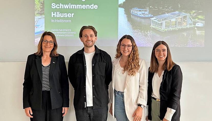 Studiengangsleiterin Martina Shakya (von links) mit den Studenten Jens Wieland, Kathrin Fuß und Jana Heinzmann.
Foto: Lisa Könnecke