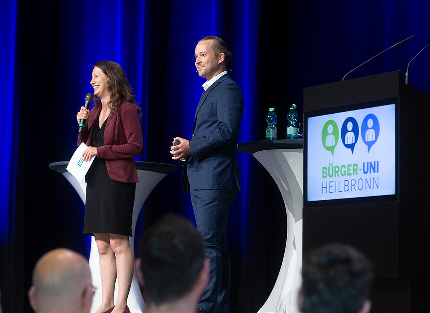 Das Moderatoren-Duo führte die Besucher der Bürger-Uni durch den Abend mit Klimaforscher Mojib Latif.