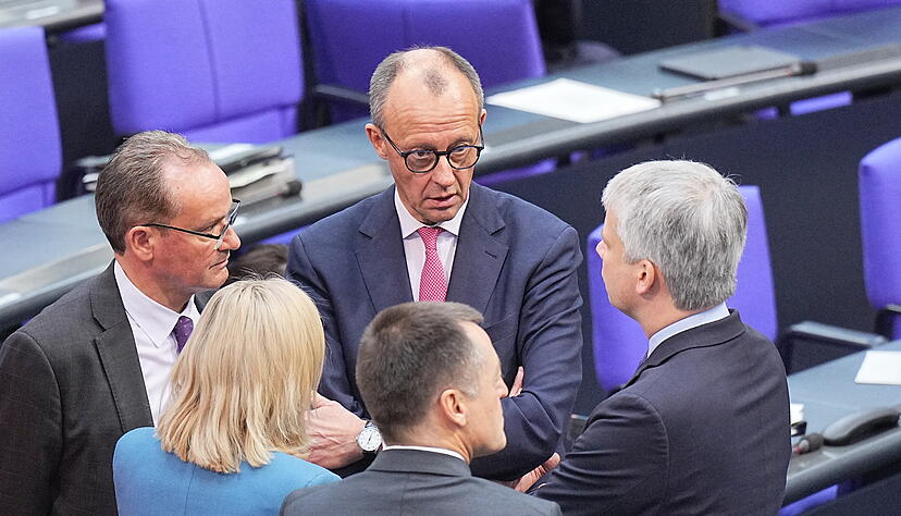 Friedrich Merz, Unions-Fraktionsvorsitzender im Bundestag, steht im Plenarsaal im Bundestag. Friedrich Merz, Unions-Fraktionsvorsitzender im Bundestag, steht im Plenarsaal im Bundestag.