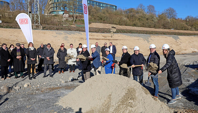 Vertreter aus Politik, der Schwarz-Gruppe sowie Stadt und Landkreis sprachen beim Spatenstich über die Herausforderung des Baus.