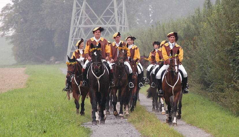 Käsreiter auf dem Weg zum Hipfelhof − im Jahr 2006. So wie früher wird es mit der kulturellen Großveranstaltung, die viele Leingartener einbindet, wohl nicht mehr werden. Foto: Archiv
