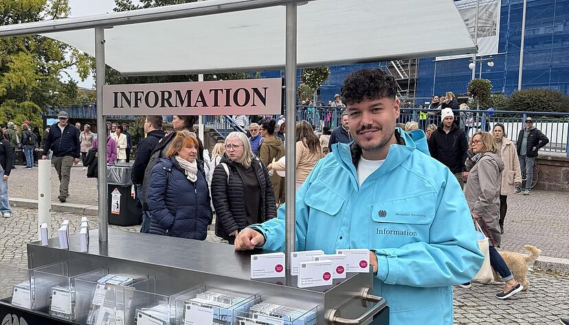 Auch die politischen Organe präsentierten sich in Saarbrücken, im Bild ein Infostand des Deutschen Bundestags.