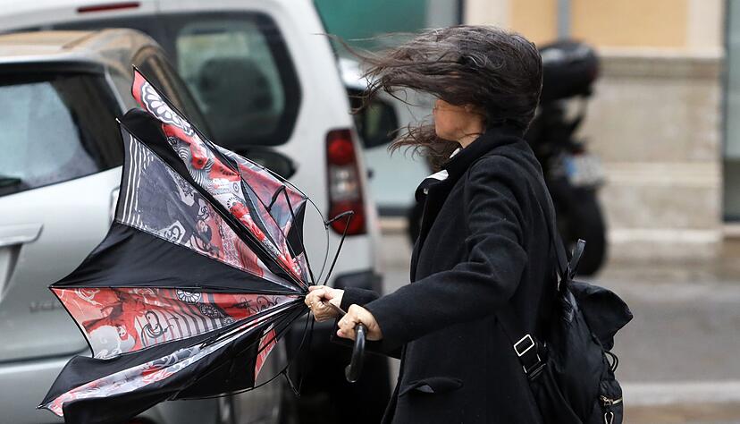 Auch in Spanien wurde weiterer Sturm mit starken Niederschl&auml;gen erwartet. Ein Regenschirm wie hier in M&aacute;laga hilft da kaum. (Archiv-Bild)