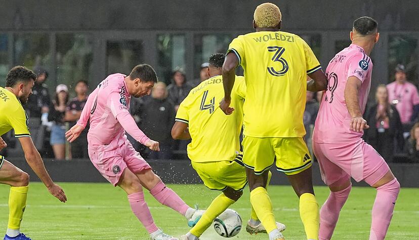 Messi trifft zum 900. Tor seiner Profi-Karriere.