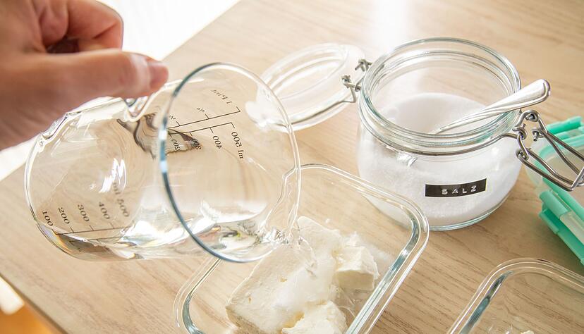 Schritt 2: Mit Wasser auffüllen, bis der Feta bedeckt. Schritt 2: Mit Wasser auffüllen, bis der Feta bedeckt.