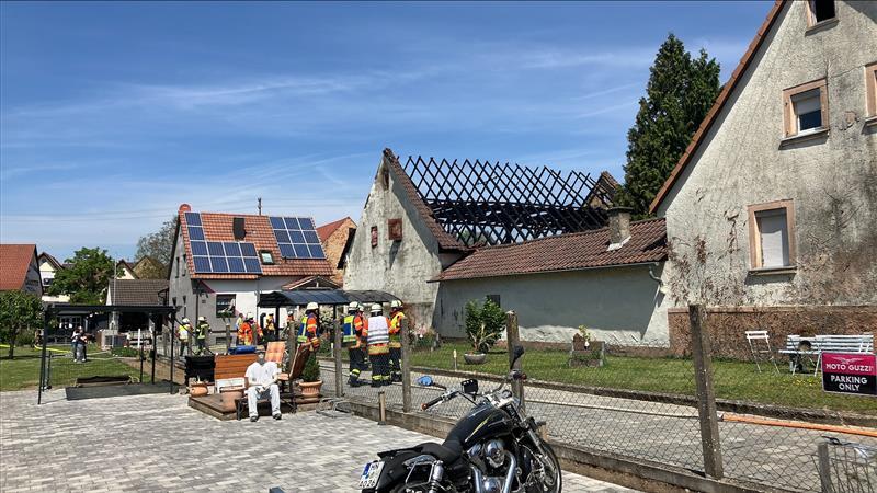 Die Gefahr, dass das Feuer in der Scheune auf andere Häuser übergreift, besteht laut Polizeiangaben wohl nicht.