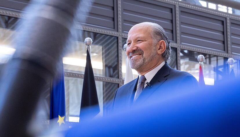 US-Handelsminister Howard Lutnick spricht mit Medien in Brüssel.