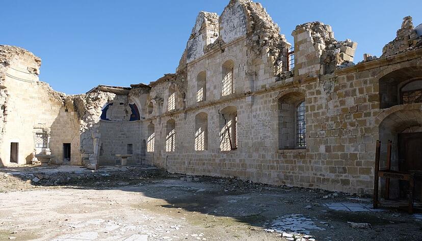 Bis zu sechs Meter hoch t&uuml;rmte sich der Schutt an den W&auml;nden