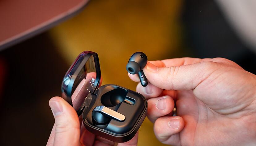 Zusammen mit den neuen Galaxy S26 gibt es auch neue Galaxy Buds. Samsungs Ohrst&ouml;psel gibt es in der Ausf&uuml;hrung Buds 4 (179 Euro UVP) und Buds 4 Pro (im Bild) f&uuml;r 249 Euro UVP.