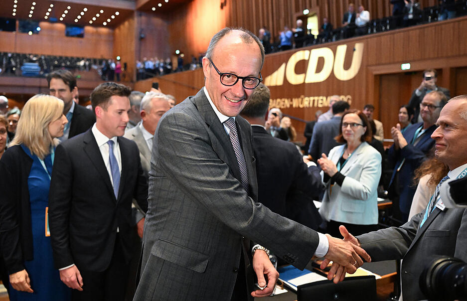 18.11.2023, Baden-Württemberg, Reutlingen: Friedrich Merz, CDU Bundesvorsitzender, betritt beim Landesparteitag der CDU Baden-Württemberg die Halle und begrüßt dabei Delegierte. Links der neue CDU Landesvorsitzende Manuel Hagel. Foto: Bernd Weißbrod/dpa +++ dpa-Bildfunk +++