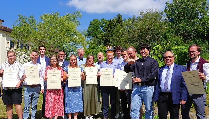 Im Garten der LVWO freuen sich die erfolgreichen Absolventen des Weinbautechnikerjahrgangs 2023/25 mit ihren Lehrkr&auml;ften auf eine verhei&szlig;ungsvolle berufliche Zukunft.