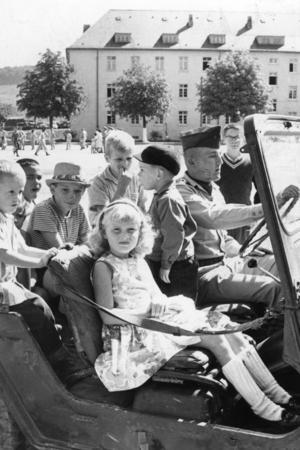 1963 feiert das 237. US-Pionier-Bataillon seinen 21. Geburtstag. Die Kinder kommen nicht zu kurz. Mit Jeeps werden sie kreuz und quer durch das Kasernengelände kutschiert.