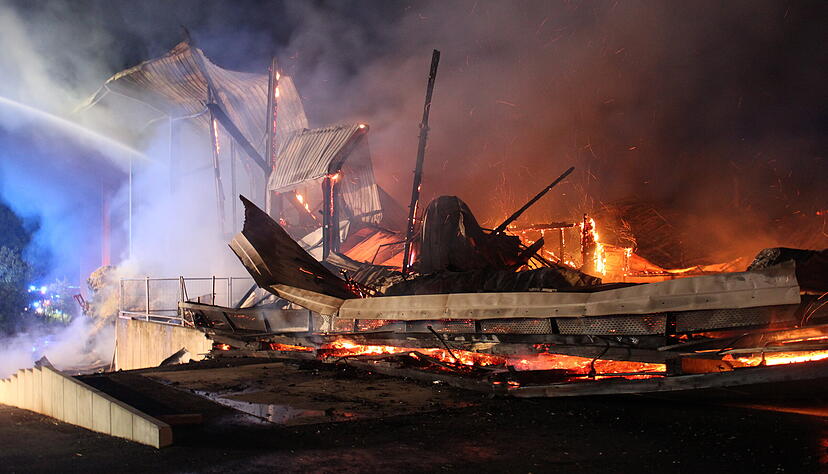 Eine etwa 80 bis 100 Meter lange Halle, die als Lager und für die Tierhaltung diente, brannte lichterloh. Eine etwa 80 bis 100 Meter lange Halle, die als Lager und für die Tierhaltung diente, brannte lichterloh.