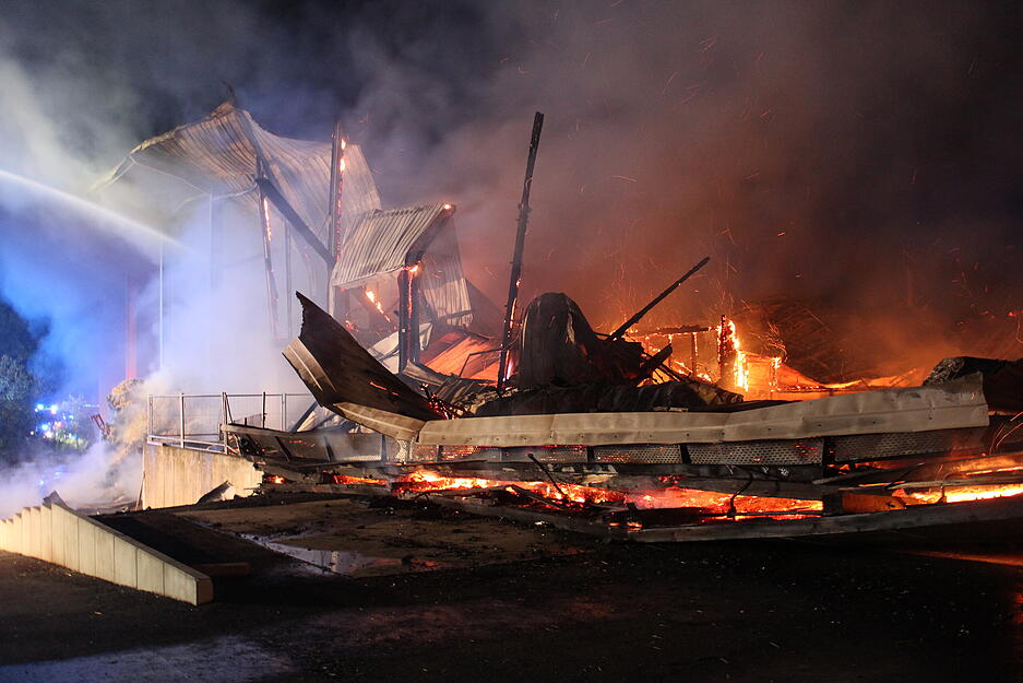 Eine etwa 80 bis 100 Meter lange Halle, die als Lager und für die Tierhaltung diente, brannte lichterloh. Eine etwa 80 bis 100 Meter lange Halle, die als Lager und für die Tierhaltung diente, brannte lichterloh.