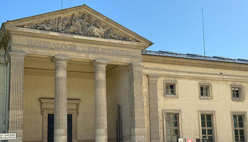 Eine Reinigungskraft hat den Diebstahl entdeckt.