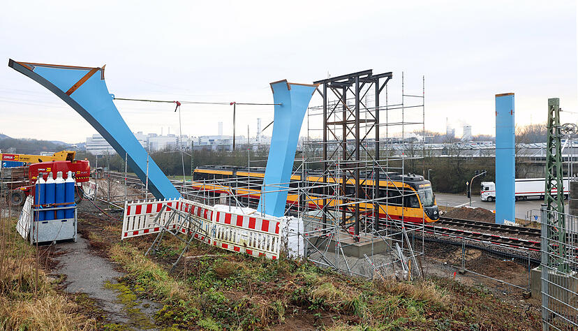 Blaue Brückenpfeiler für die Rad- und Fußwegbrücke am Schwarz-Digits-Campus stehen schon. Am Mittwoch kommt ein Brückenteil an. Blaue Brückenpfeiler für die Rad- und Fußwegbrücke am Schwarz-Digits-Campus stehen schon. Am Mittwoch kommt ein Brückenteil an.