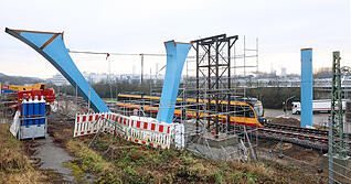 Blaue Br&uuml;ckenpfeiler f&uuml;r die Rad- und Fu&szlig;wegbr&uuml;cke am Schwarz-Digits-Campus stehen schon. Am Mittwoch kommt ein Br&uuml;ckenteil an.