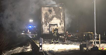 Großeinsatz im Februar 2020 auf der B 293 bei Gemmingen: 160 Feuerwehrleute löschen einen in Brand  geratenen Sattelschlepper, der 15 Tonnen Chemikalien geladen hat.  Foto: Archiv/Veigel