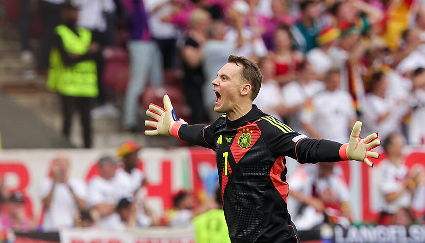 Manuel Neuer: Der Torhüter bestritt gegen Ungarn seinen bereits 17. EM-Einsatz, damit zog Neuer mit dem italienischen Rekordhalter Gianluigi  Buffon gleich. Rettungstat in der 26. Minute bei einem Szoboszlai-Freistoß. Am Schluss eine ganz leichte Unsouveränität, egal.
Note: 2 Manuel Neuer: Der Torhüter bestritt gegen Ungarn seinen bereits 17. EM-Einsatz, damit zog Neuer mit dem italienischen Rekordhalter Gianluigi  Buffon gleich. Rettungstat in der 26. Minute bei einem Szoboszlai-Freistoß. Am Schluss eine ganz leichte Unsouveränität, egal.
Note: 2