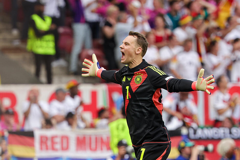 Manuel Neuer: Der Torhüter bestritt gegen Ungarn seinen bereits 17. EM-Einsatz, damit zog Neuer mit dem italienischen Rekordhalter Gianluigi  Buffon gleich. Rettungstat in der 26. Minute bei einem Szoboszlai-Freistoß. Am Schluss eine ganz leichte Unsouveränität, egal.
Note: 2 Manuel Neuer: Der Torhüter bestritt gegen Ungarn seinen bereits 17. EM-Einsatz, damit zog Neuer mit dem italienischen Rekordhalter Gianluigi  Buffon gleich. Rettungstat in der 26. Minute bei einem Szoboszlai-Freistoß. Am Schluss eine ganz leichte Unsouveränität, egal.
Note: 2