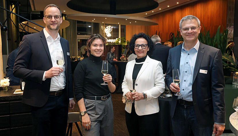 Auftakt f&uuml;r die Bildungskonferenz mit AIM-Gesch&auml;ftsf&uuml;hrer Christian Rieck, Autorin Lavender Szymula, Professor B&auml;rbel Renner, Gesch&auml;ftsf&uuml;hrerin der Dieter-Schwarz-Stiftung,  und Marco Haaf, ebenfalls AIM-Gesch&auml;ftsf&uuml;hrer.  (von links).