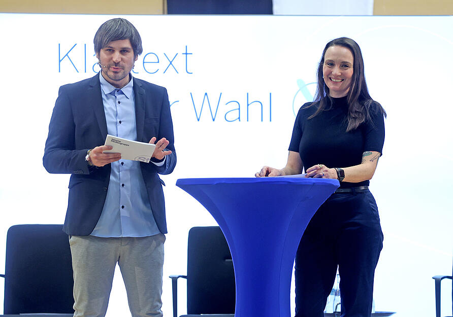 Beim Stimme-Wahlforum mit den Redakteuren Elfi Hofmann und Ranjo Doering ist die Bergwaldhalle sehr gut besucht.