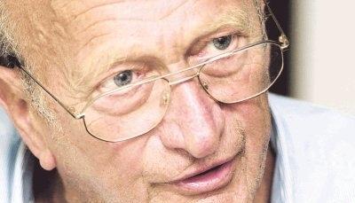 Theatermann mit Ecken und Kanten: Intendant Klaus Wagner beim Abschiedsinterview mit unserer Zeitung im Juli 2003. Heute lebt er in Eckenroth im Hunsrück auf einem alten Weingut.Foto: Dittmar Dirks