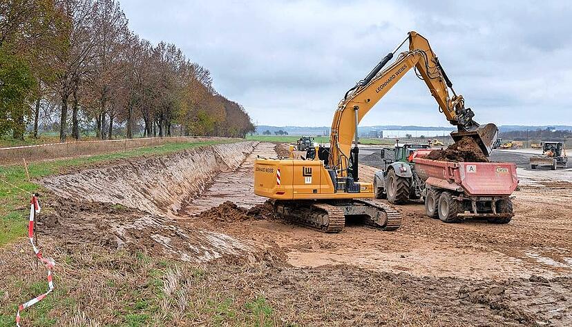 Erdarbeiten unweit der historischen Baumallee − obwohl das Planverfahren noch läuft: Laut Gewerbepark-Chefin Rohn sind ebendiese jedoch genehmigt.
Foto: privat Erdarbeiten unweit der historischen Baumallee − obwohl das Planverfahren noch läuft: Laut Gewerbepark-Chefin Rohn sind ebendiese jedoch genehmigt.
Foto: privat