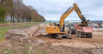 Erdarbeiten unweit der historischen Baumallee − obwohl das Planverfahren noch läuft: Laut Gewerbepark-Chefin Rohn sind ebendiese jedoch genehmigt.
Foto: privat Erdarbeiten unweit der historischen Baumallee − obwohl das Planverfahren noch läuft: Laut Gewerbepark-Chefin Rohn sind ebendiese jedoch genehmigt.
Foto: privat